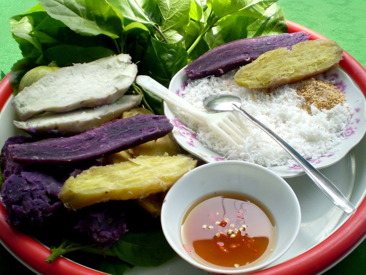 Khoai lang mắm sống cuốn lá cách là món ăn dân dã, đạm bạc, gắn với bao thế hệ người Vĩnh Long